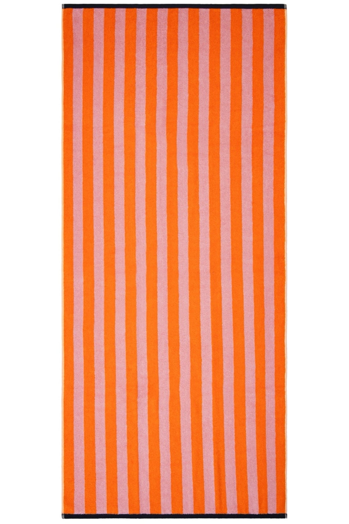 Badetuch Good Vibes Mandarin Rosa – flach ausgebreitet, Vorderseite mit gleichmäßigen Streifen in leuchtendem Mandarinorange und zarten Rosa, schwarzer Rand