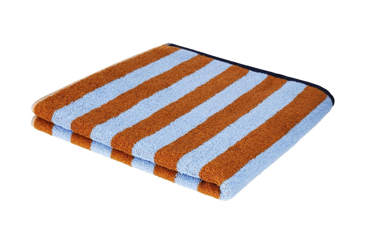 Duschtuch Good Vibes Caramel Hellblau – einzeln gefaltet in Schrägansicht, weiche und flauschige Frottier-Qualität mit breiten Blockstreifen
