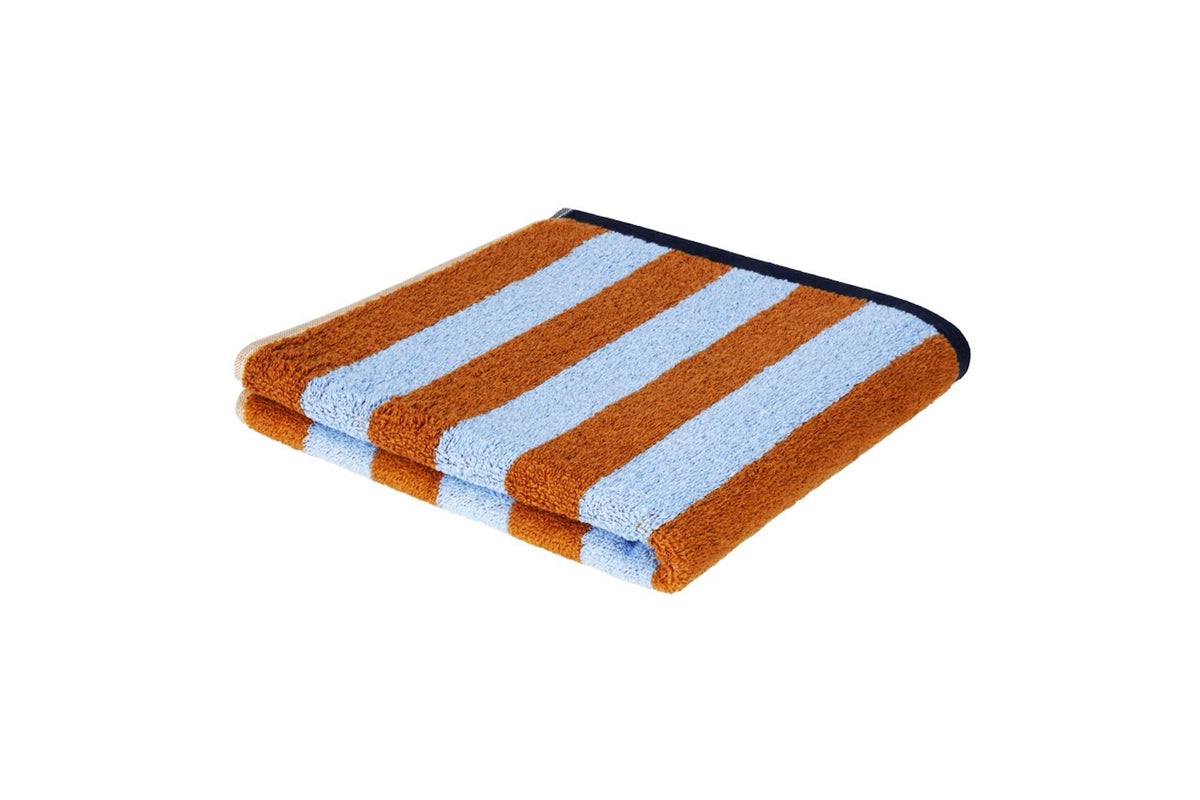 Handtuch Good Vibes in Caramel und Hellblau – einzeln gefaltet in Schrägansicht, weiche Frottee-Qualität sichtbar