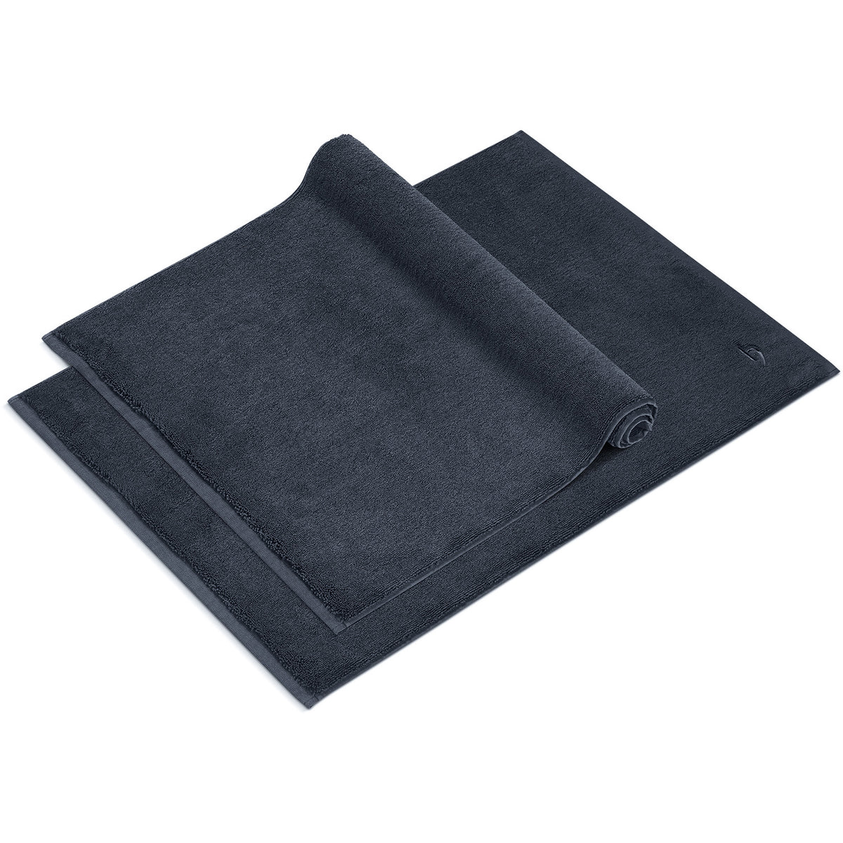Pura Badvorleger Anthrazit 2er-Set – ein flacher und ein aufgerollter Badvorleger auf weißem Hintergrund, herzbach home Logo eingestickt