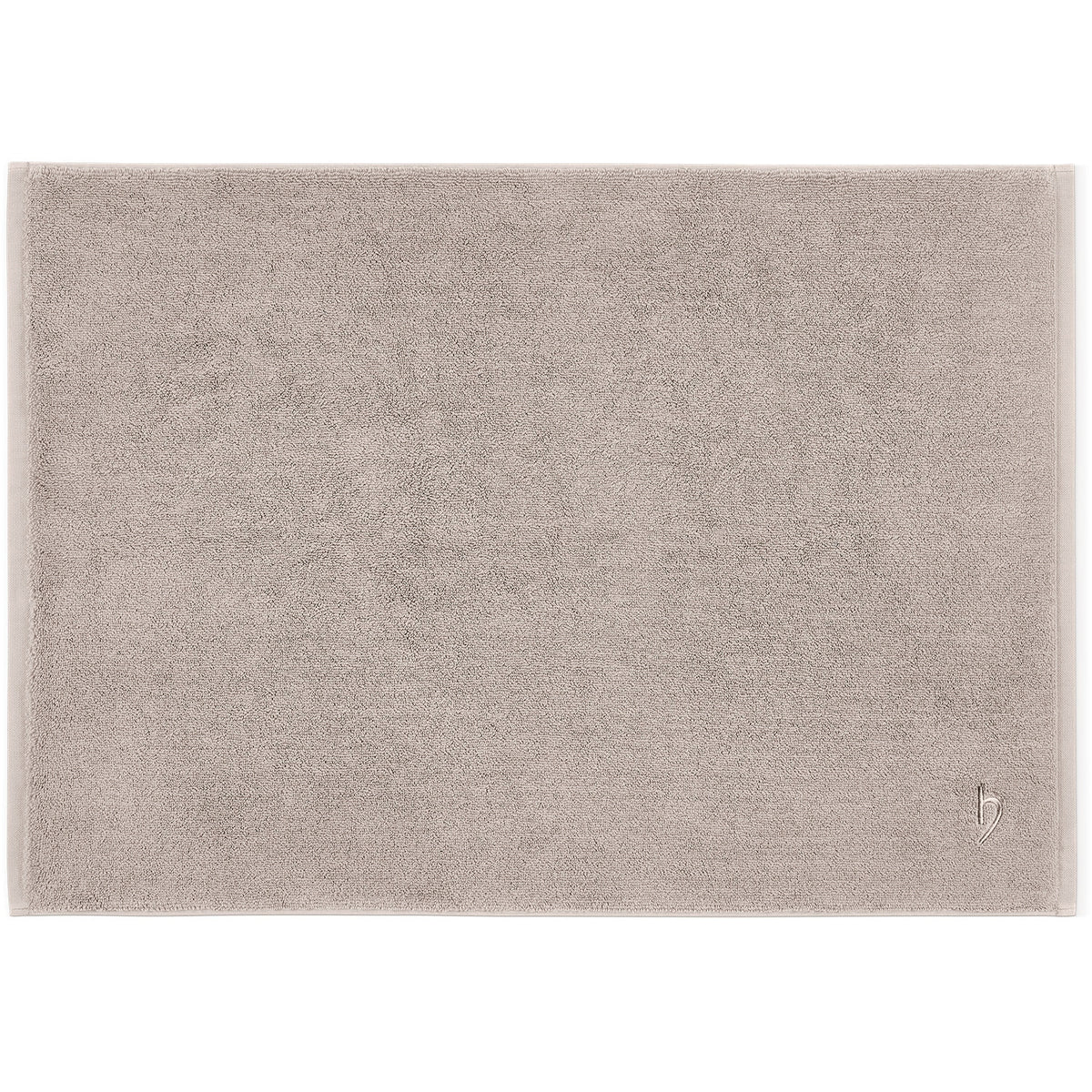 Pura Badvorleger Sandgrau – flach ausgebreitet in Draufsicht, gleichmäßige Frottier-Oberfläche mit umlaufender Bordüre und herzbach home Logostickerei, 50x70 cm