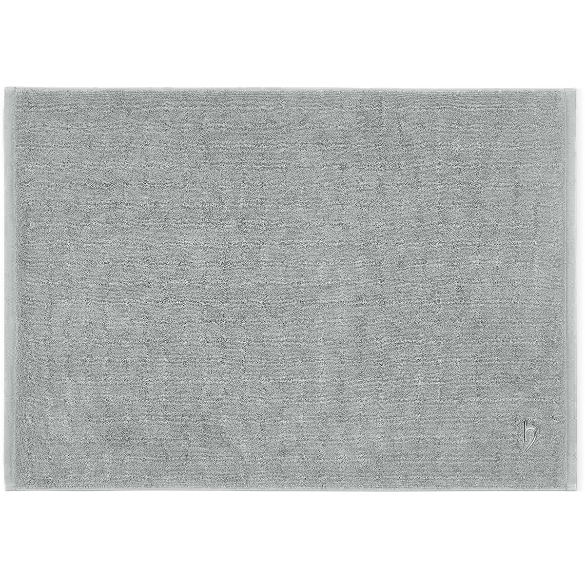 Pura Badvorleger Silbergrau – flach ausgebreitet in Draufsicht, gleichmäßige Frottier-Oberfläche mit umlaufender Bordüre und herzbach home Logostickerei, 50x70 cm