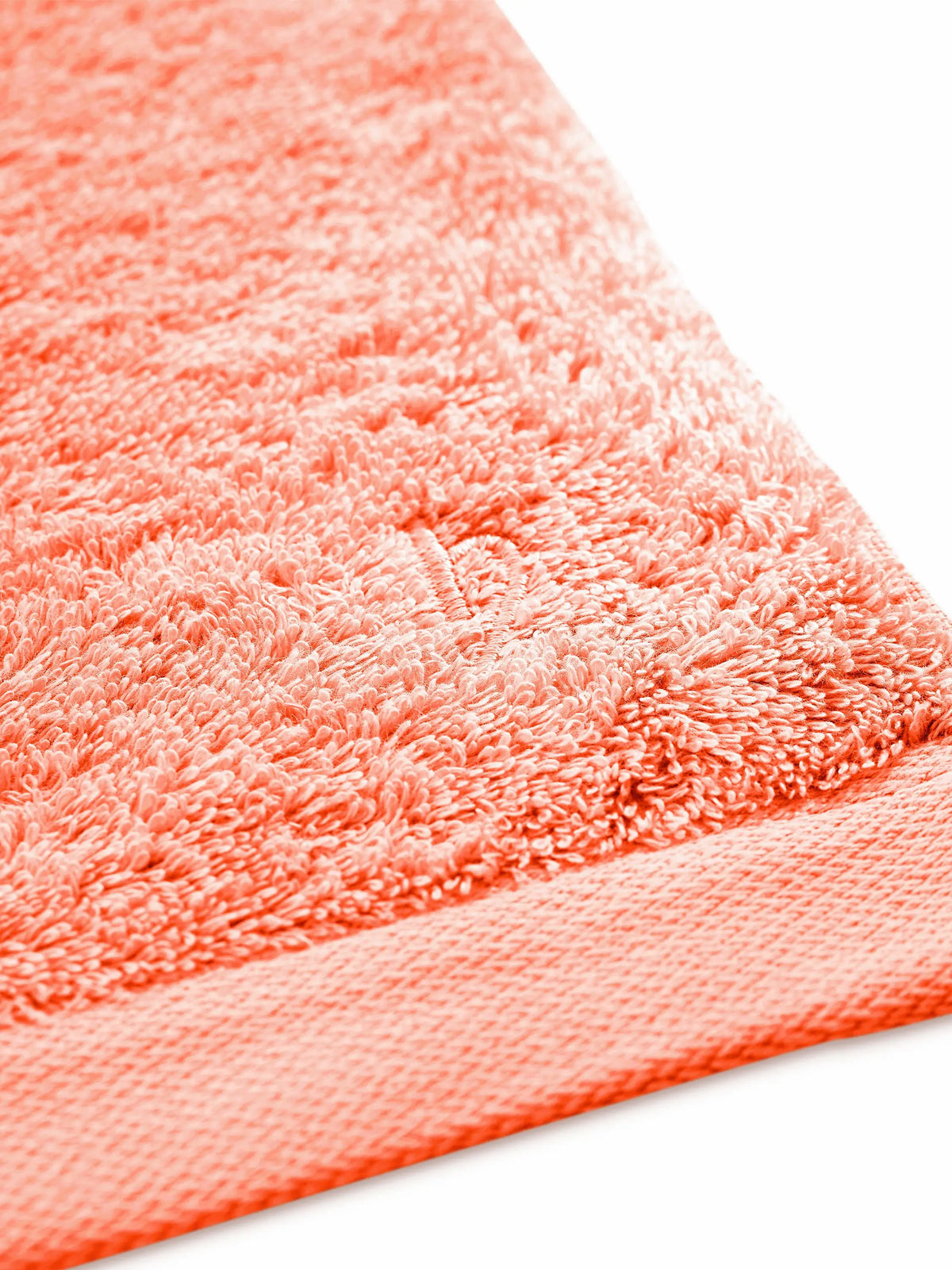 Detail von coralfarbenem Pura Frottier mit glattem Saum