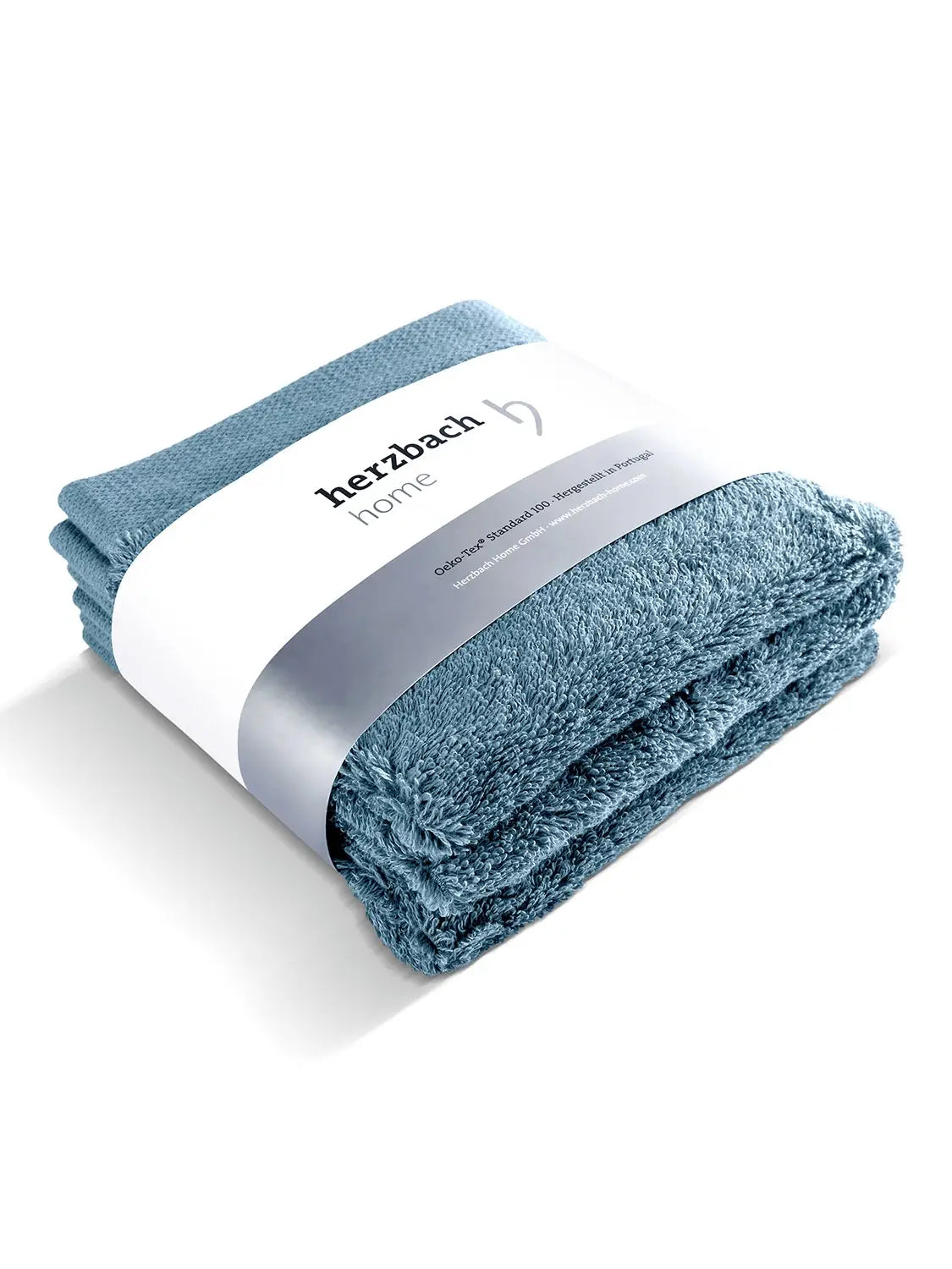Drei gefaltete blaue Pura Seiftücher mit Herzbach Home Papierbanderole