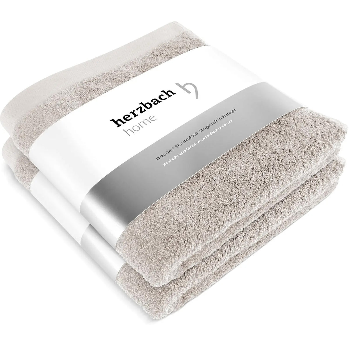 Zwei gefaltete silbergraue Pura Handtücher mit Herzbach Home Papierbanderole
