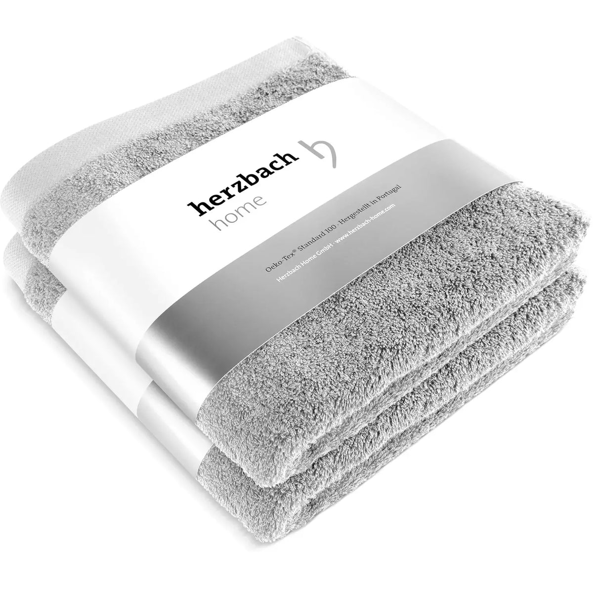 Zwei gefaltete silbergraue Pura Handtücher mit Herzbach Home Papierbanderole