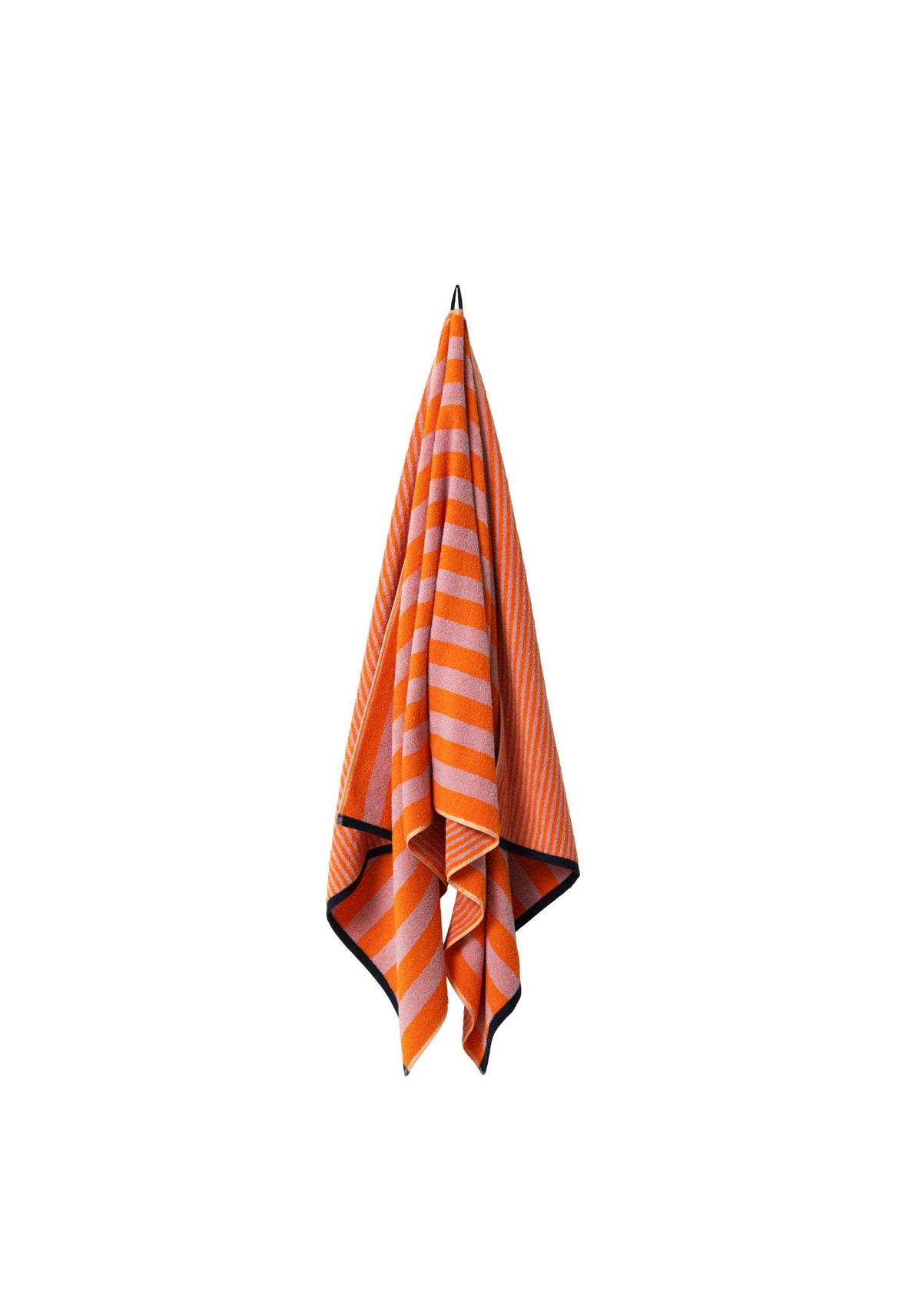 Badetuch Good Vibes Mandarin Rosa – frei hängend an einem Haken, leuchtende Mandarinorange-Rosa-Streifen der Vorderseite und feines Nadelstreifenmuster der Rückseite sichtbar, schwarzer Rand
