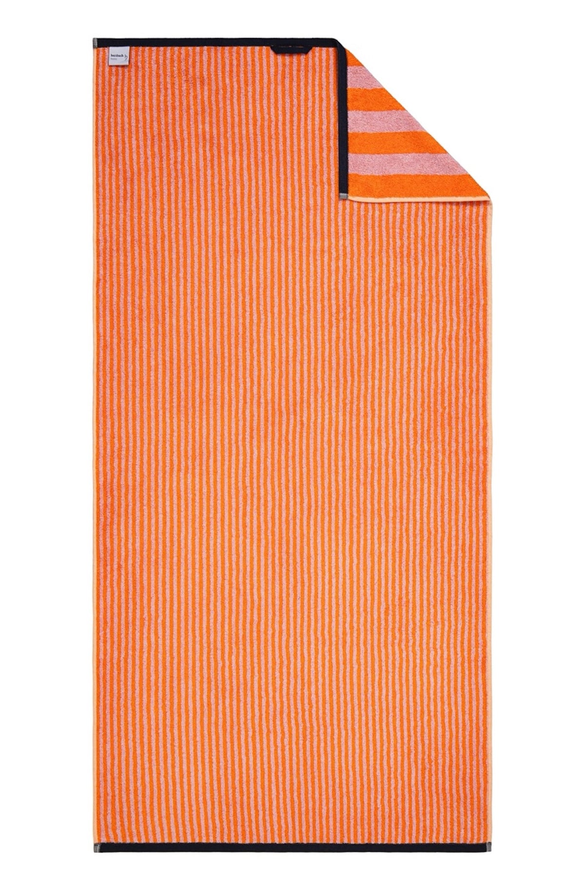 Duschtuch Good Vibes Mandarin Rosa – Rückseite mit feinem Nadelstreifenmuster in Orange, umgeschlagene Ecke zeigt Kontrast zur Vorderseite