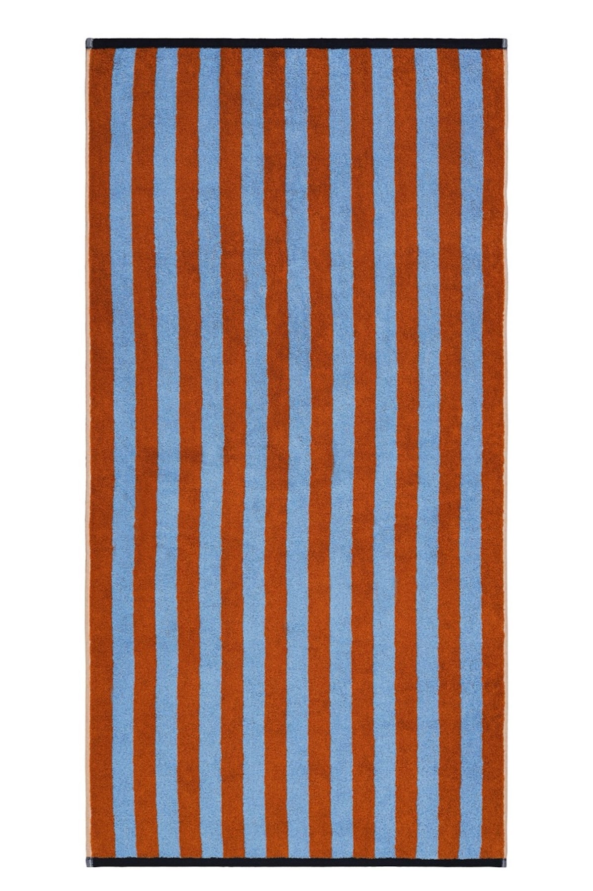 Duschtuch Good Vibes Caramel Hellblau – flach ausgebreitet, Vorderseite mit breiten Blockstreifen in Caramel und Hellblau, dunkler Rand