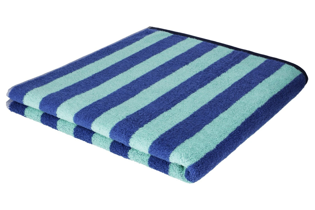 Badetuch Good Vibes Türkis Blau – einzeln gefaltet in Schrägansicht, weiche und flauschige Frottier-Qualität mit breiten Blockstreifen in Dunkelblau und Türkis