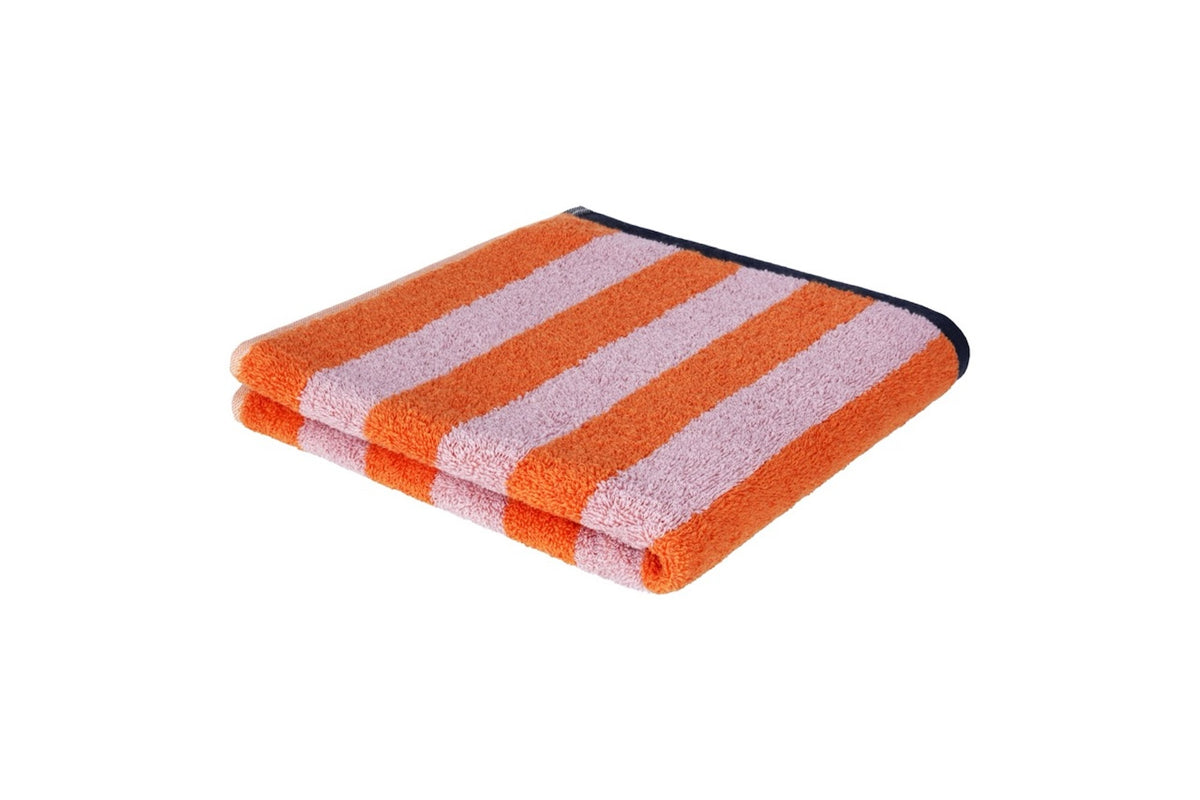 Handtuch Good Vibes Mandarin Rosa – einzeln gefaltet in Schrägansicht, breite Streifen und weiche Frottee-Qualität