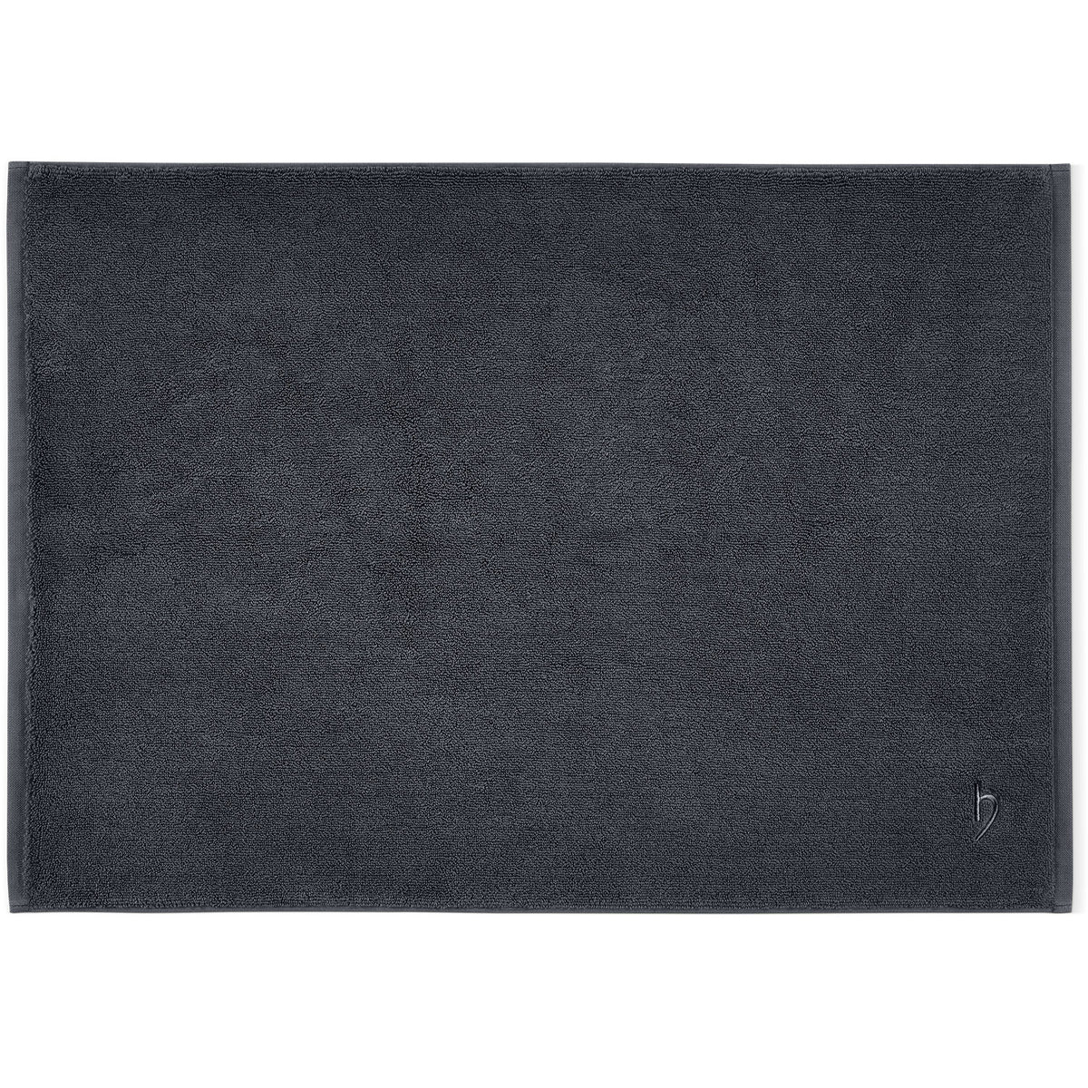 Pura Badvorleger Anthrazit – flach ausgebreitet in Draufsicht, gleichmäßige Frottier-Oberfläche mit umlaufender Veloursbordüre und herzbach home Logostickerei, 50x70 cm