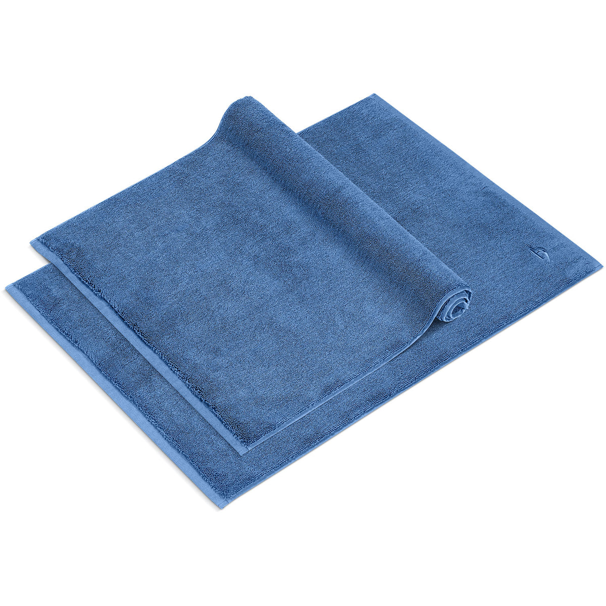 Pura Badvorleger 2er Set Blau – ein ausgebreiteter und ein aufgerollter Badvorleger 50x70 cm von schräg oben, dichtes Frottier mit umlaufender Veloursbordüre und Ton-in-Ton-Logostickerei, 100% Baumwolle 1200 g/m²