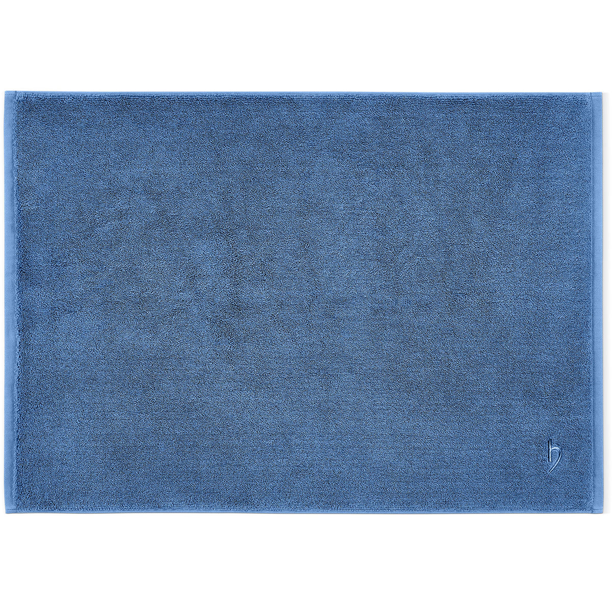 Pura Badvorleger Blau – flach ausgebreitet in Draufsicht, gleichmäßige Frottier-Oberfläche mit umlaufender Veloursbordüre und herzbach home Logostickerei, 50x70 cm