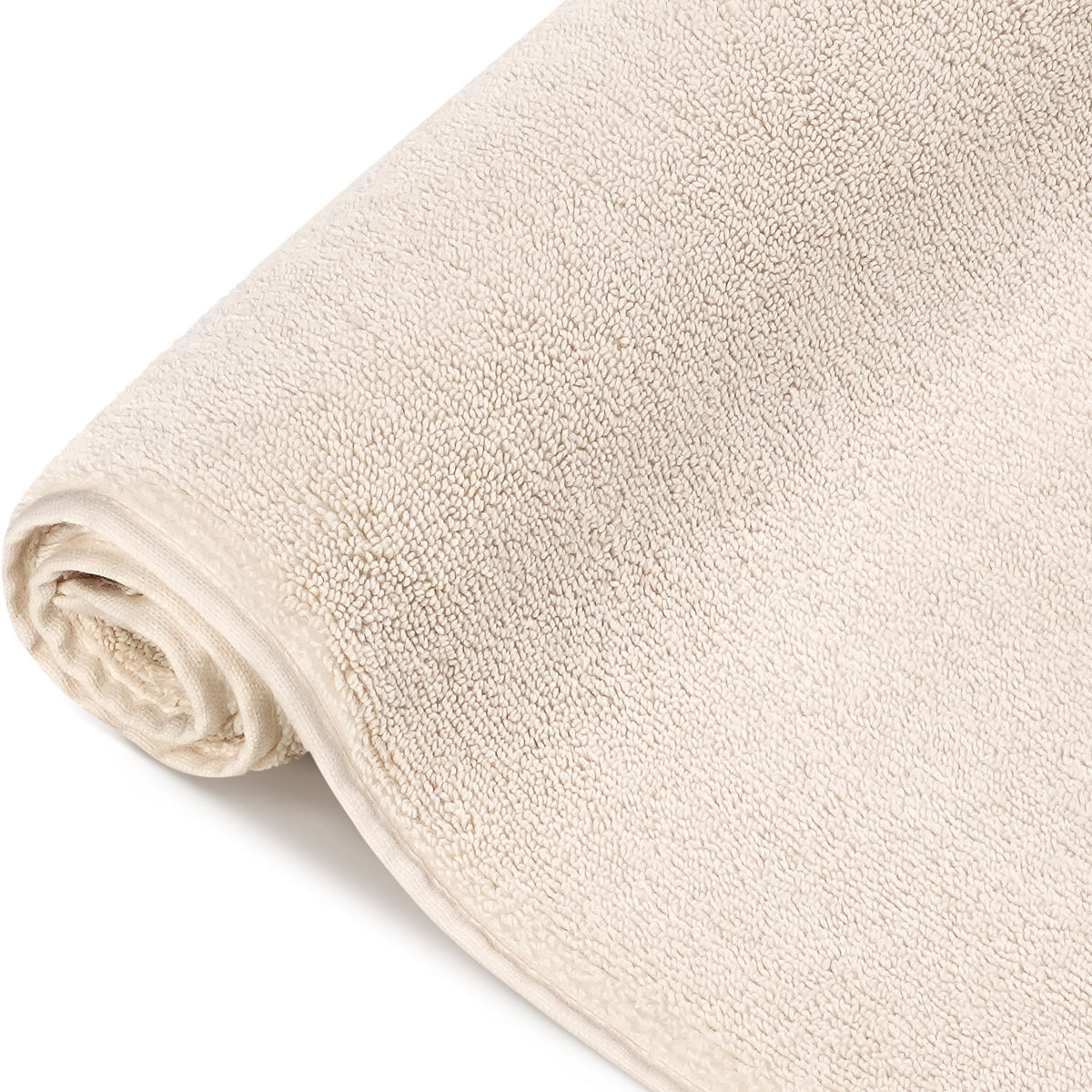 Pura Badvorleger Creme – aufgerollte Seitenansicht, voluminöse und flauschige Frottier-Qualität in warmem Cremeton, 1200 g/m²