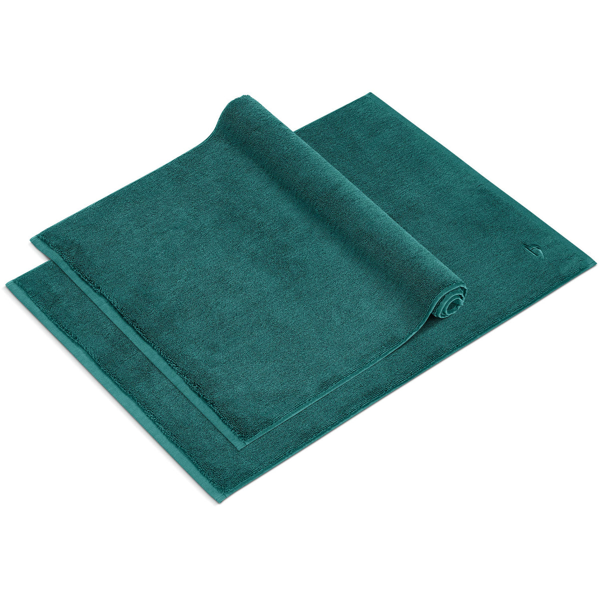 Pura Badvorleger 2er Set Ozeangrün – ein ausgebreiteter und ein aufgerollter Badvorleger 50x70 cm von schräg oben, dichtes Frottier mit umlaufender Bordüre und Ton-in-Ton-Logostickerei, 100% Baumwolle 1200 g/m²