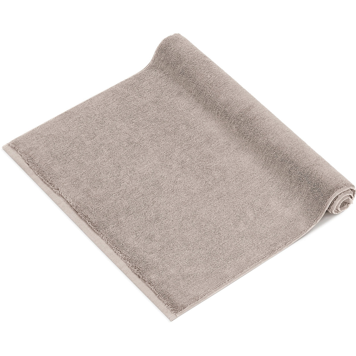 Pura Badvorleger Sandgrau – einzelner Badvorleger von schräg oben, halb aufgerollt auf weißem Hintergrund, flauschiges sandgraues Frottier mit umlaufender Veloursbordüre, 100% Baumwolle 1200 g/m²