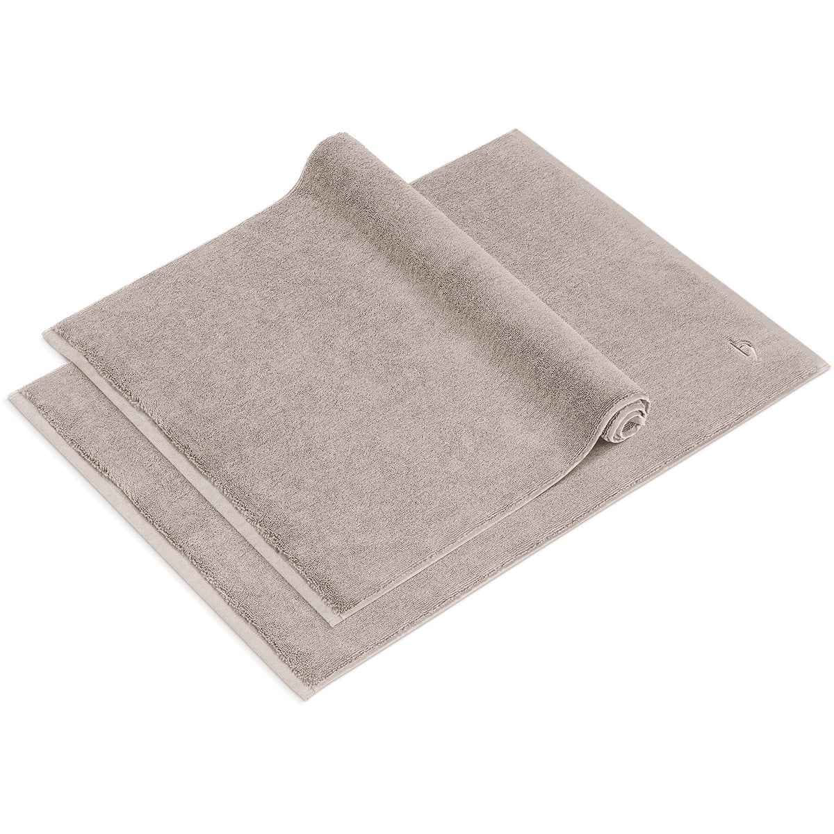 Pura Badvorleger Sandgrau 2er-Set – ein flacher und ein aufgerollter Badvorleger auf weißem Hintergrund, herzbach home Logo eingestick
