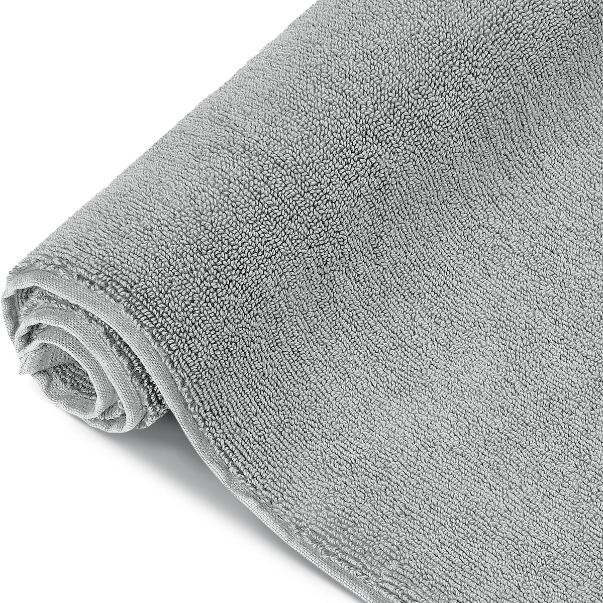 Pura Badvorleger Silbergrau – aufgerollte Seitenansicht in Nahaufnahme, voluminöse und flauschige Frottier-Qualität mit feingemusterter Bordüre, 1200 g/m²