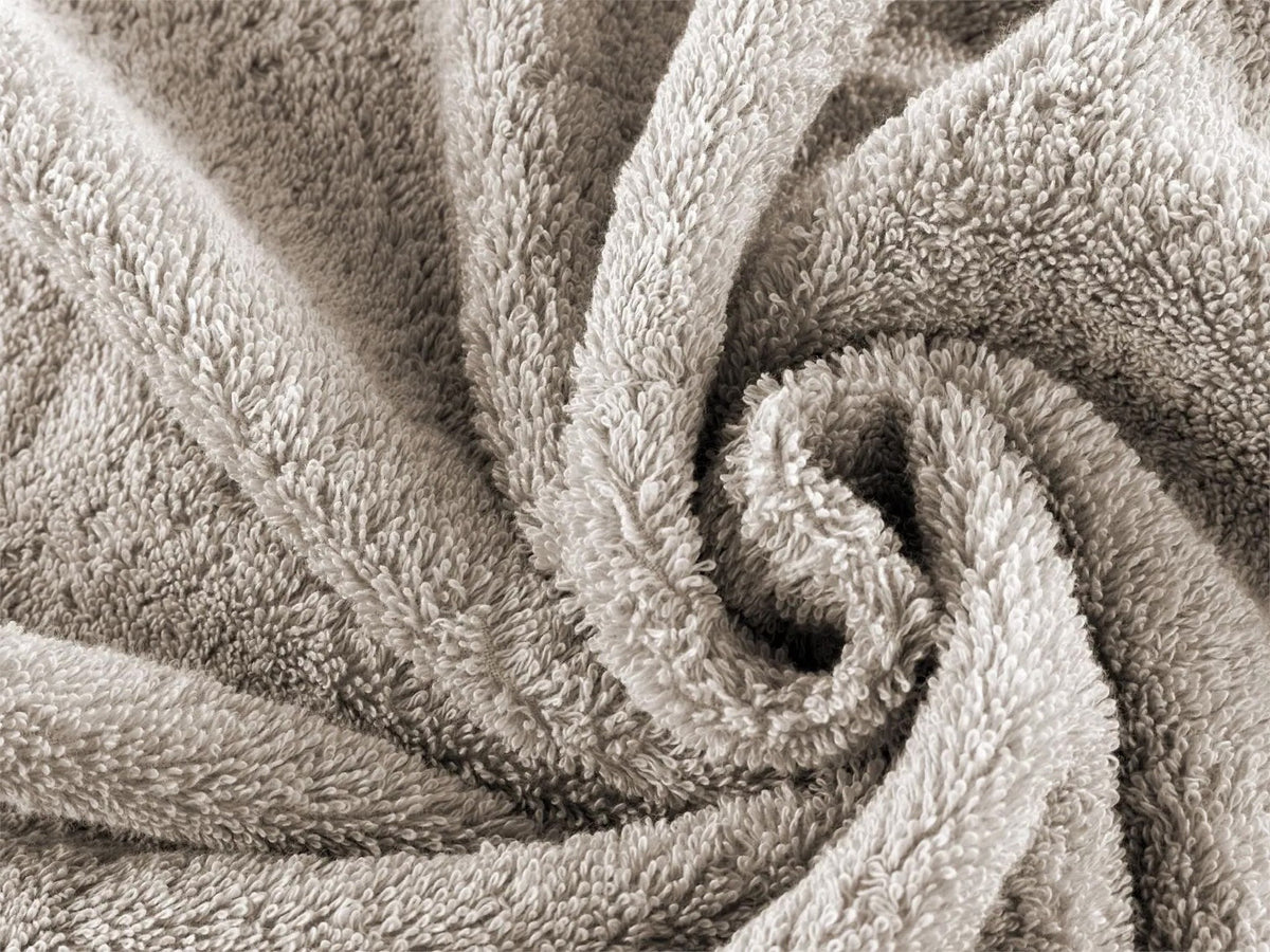 Detail von silbergrauem Pura Frottier mit glattem Saum
