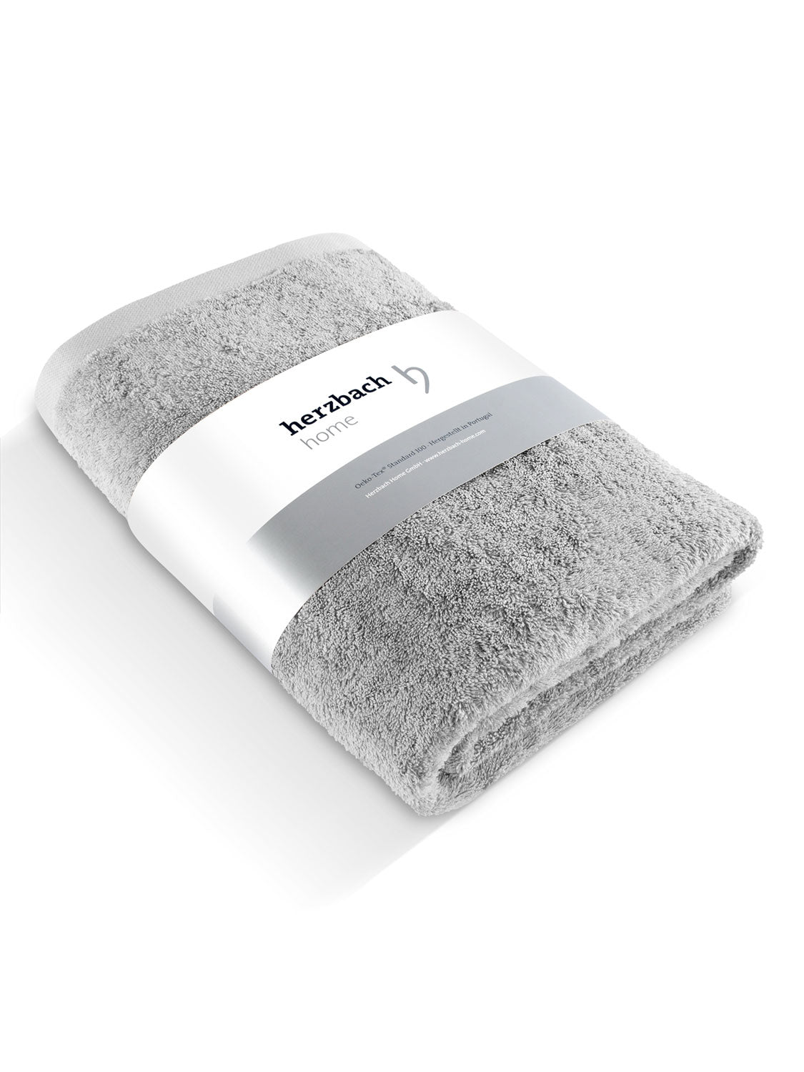 Gefaltetes silbergraues Pura Saunatuch mit herzbach home Papierbanderole
