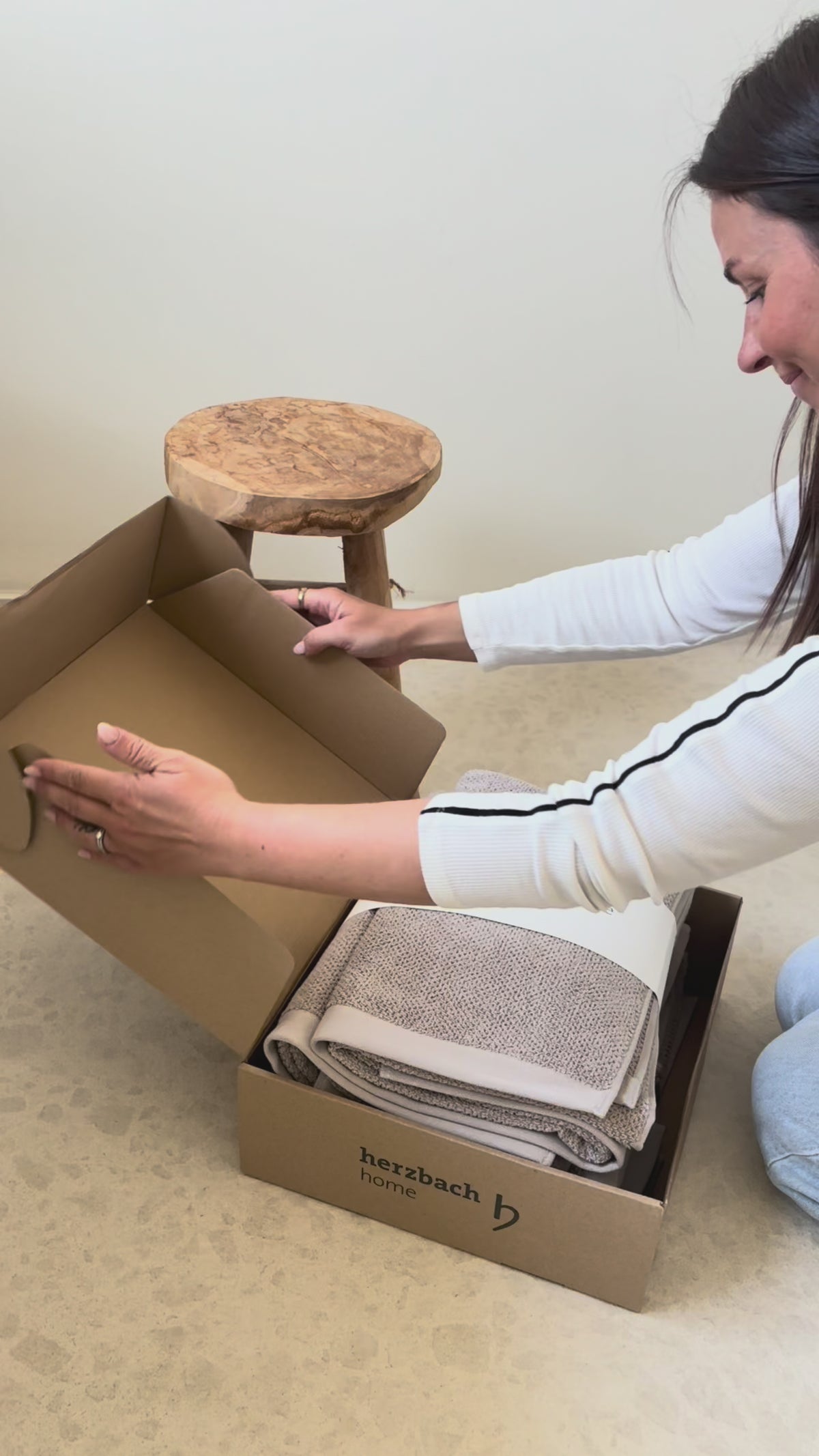 SPA Handtuch 2er Set Sandgrau – Produktvideo mit Detailansichten der Struktur und des Satin-Abschlusses
