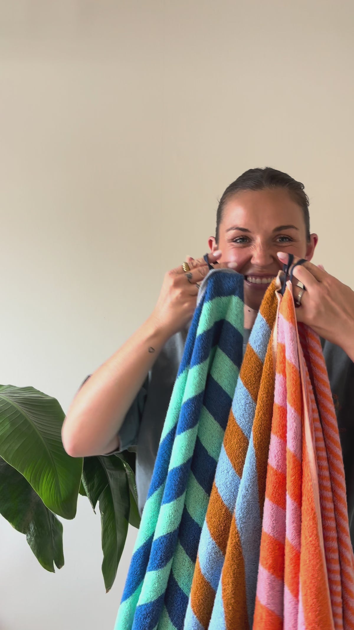 Produktvideo Badetuch Good Vibes Türkis Blau – Detailansichten der Streifenoptik und Frottier-Qualität